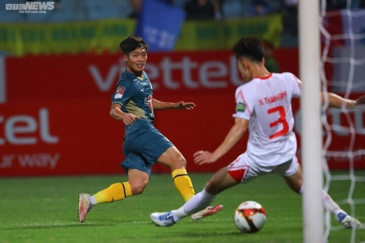 Quốc Việt trở thành chân sút trẻ thứ hai ghi bàn ở V.League 2023 - 1