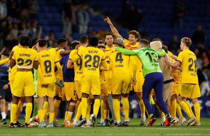  Sau chiến thắng 4-2 trước chủ nhà Espanyol, cầu thủ Barcelona xếp thành hình vòng tròn ở giữa sân RCDE rồi khoác vai nhau hát hò, nhảy múa ăn mừng chức vô địch La Liga sớm 4 vòng đấu. 