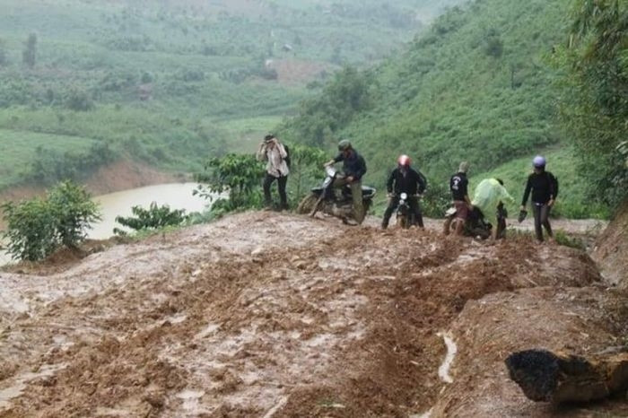 Nhọc nhằn đường tới trường của các thầy cô giáo vùng cao bám bản gieo chữ. (Ảnh minh họa)