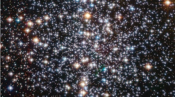 Kinh vien vong Hubble phat hien “ho den an” hiem gap trong Dai Ngan ha hinh anh 1