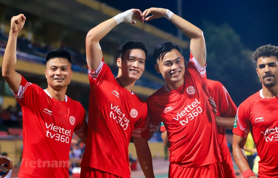 Tiền vệ Nguyễn Hoàng Đức (thứ hai từ trái sang) ghi bàn giúp Viettel giành vé vào vòng tứ kết Cúp Quốc gia 2023. (Ảnh: Hoài Nam/Vietnam+)