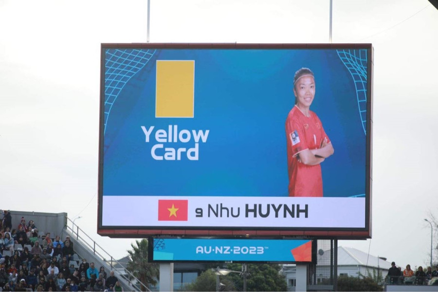 Huỳnh Như bị nhận thẻ vàng vì lỗi câu giờ khi ra sân - Ảnh: Trí Công 