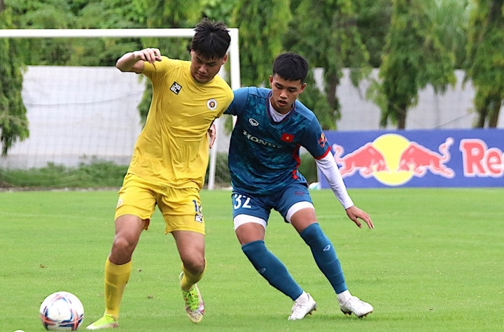 U23 Việt Nam (áo xanh) thắng U21 Hà Nội.