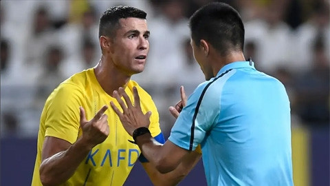 Fan chỉ trích hành động Ronaldo quát trọng tài, đẩy CĐV