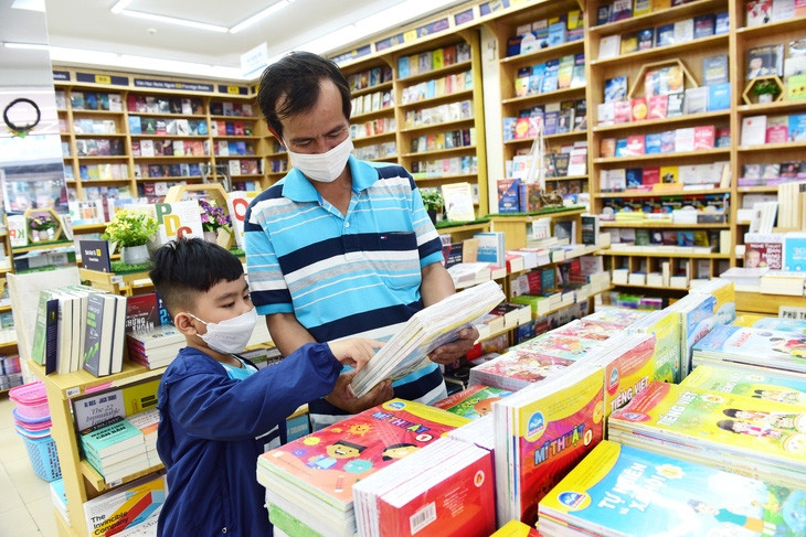 Phụ huynh tìm mua sách giáo khoa cho con tại nhà sách Phú Nhuận, TP.HCM - Ảnh: DUYÊN PHAN